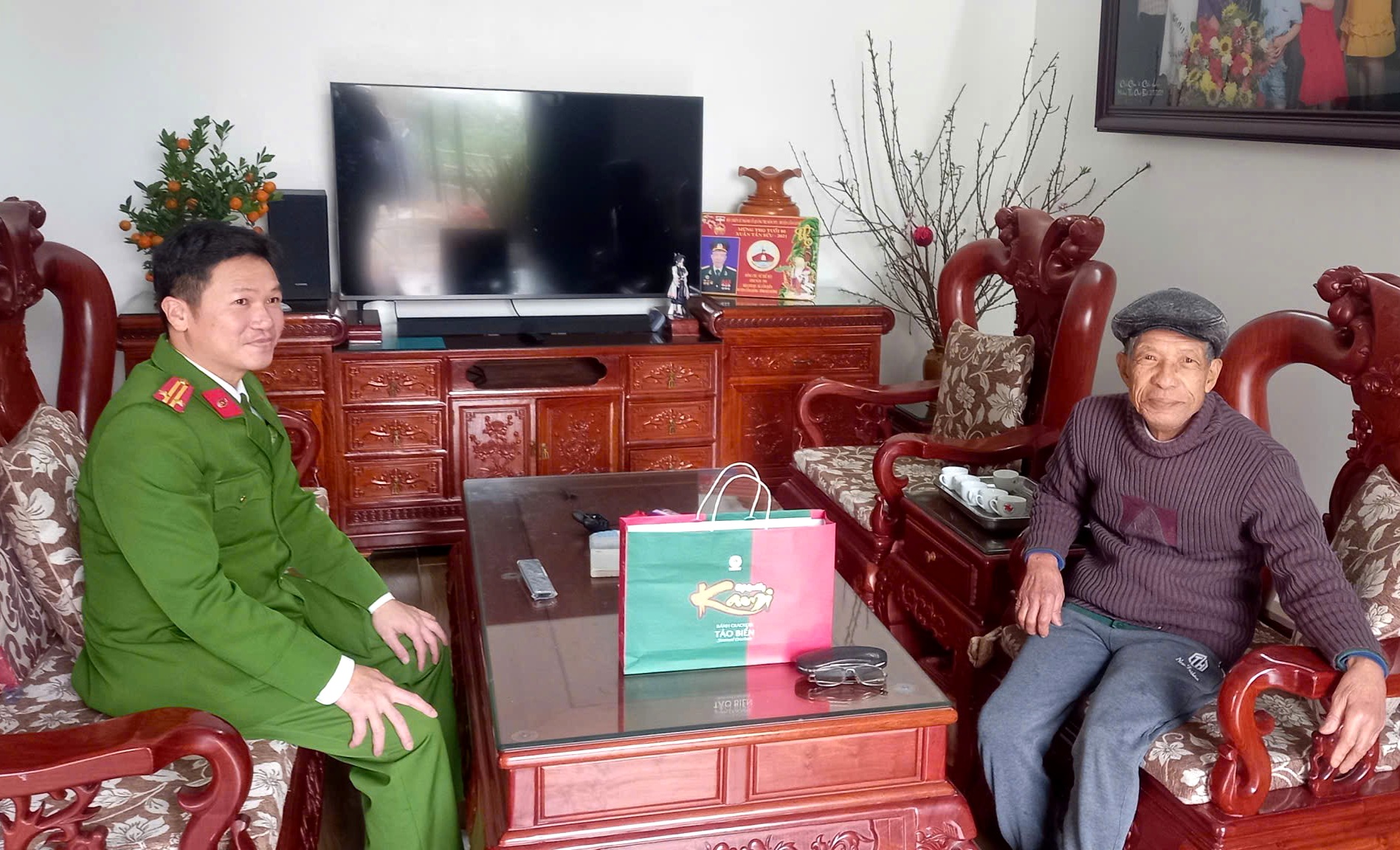 Công an xã Mao Điền: Tổ chức nhiều hoạt động an sinh xã hội, chăm lo đời sống Nhân dân dịp Tết Nguyên đán